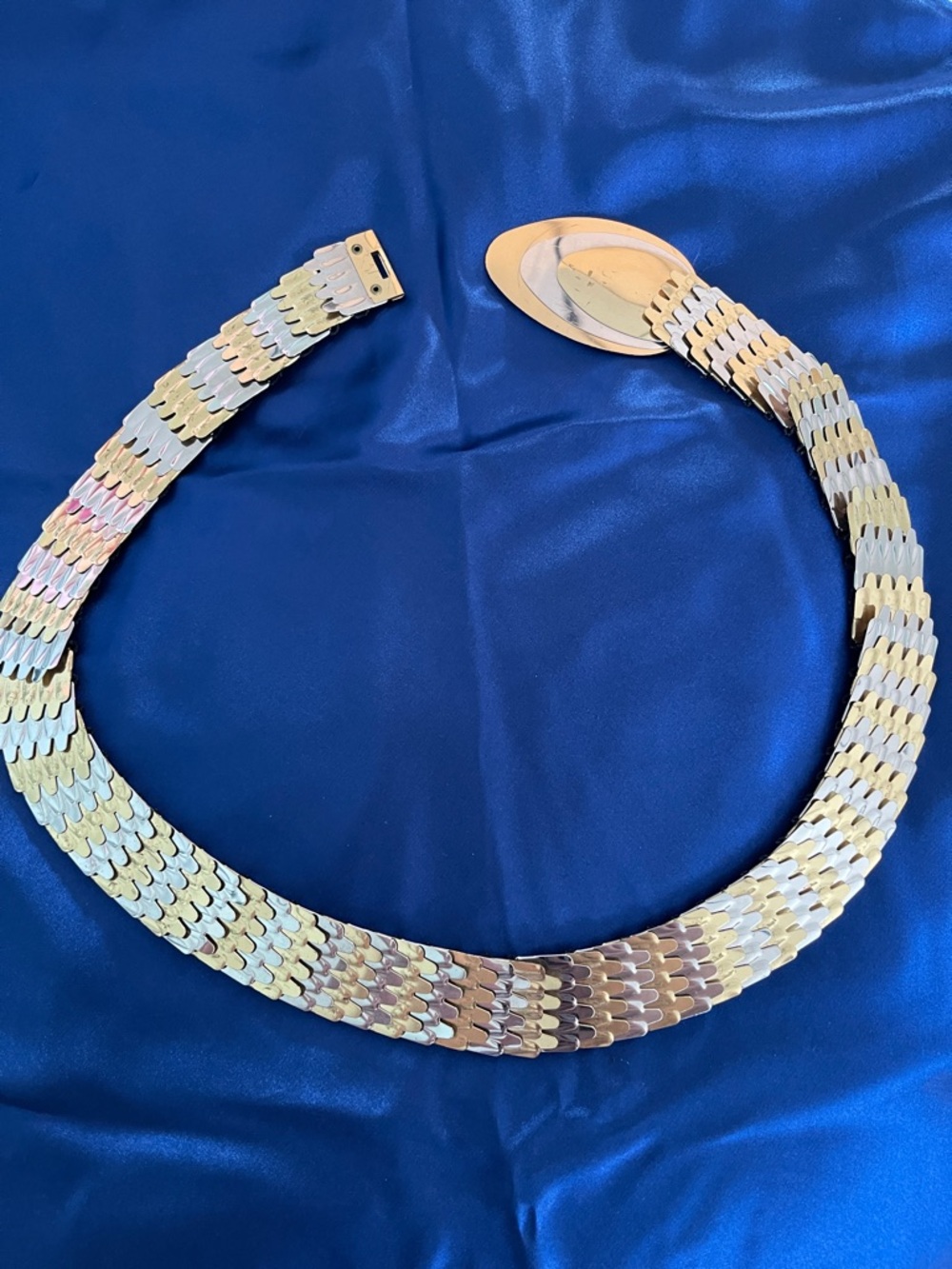 Gold Tone Interlocking Scale Link Stretchy Belt- vintage.